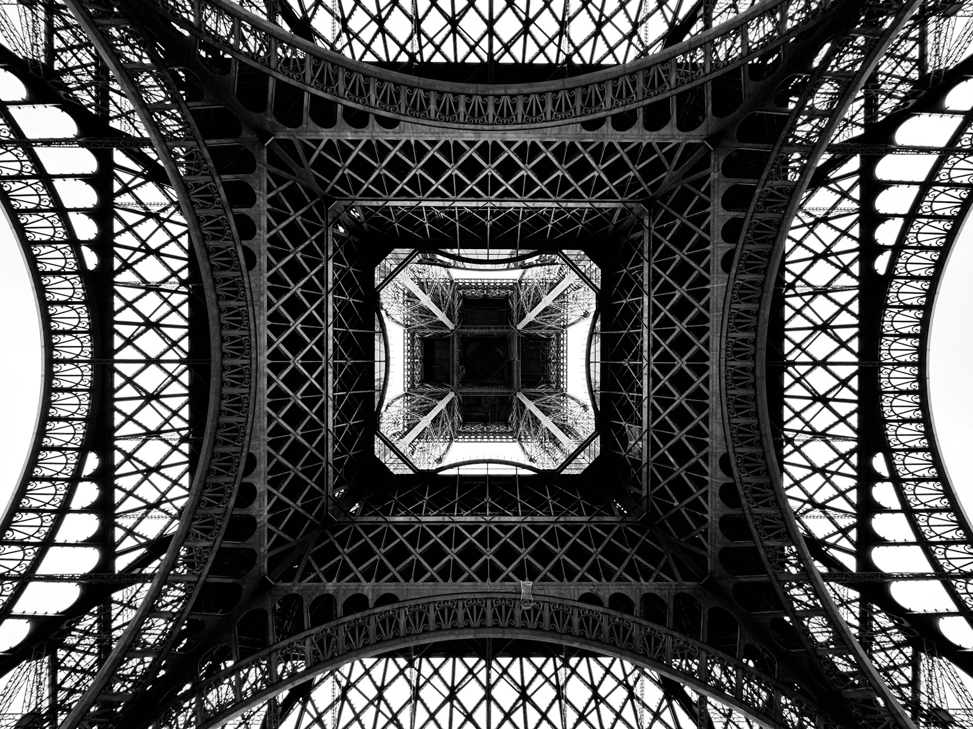 La parte superior de la Torre Eiffel en blanco y negro.